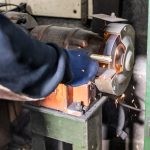 Proceso de repujado de metales